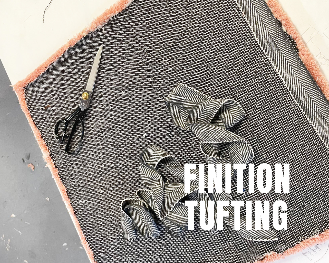 Quels sont les accessoires indispensables pour les finitions d'un tapis?