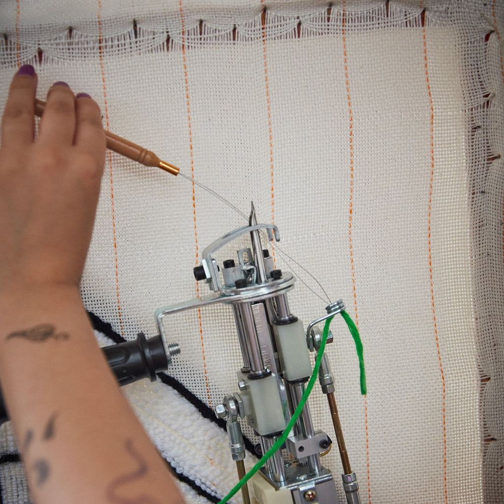 Enfile-aiguille tufting